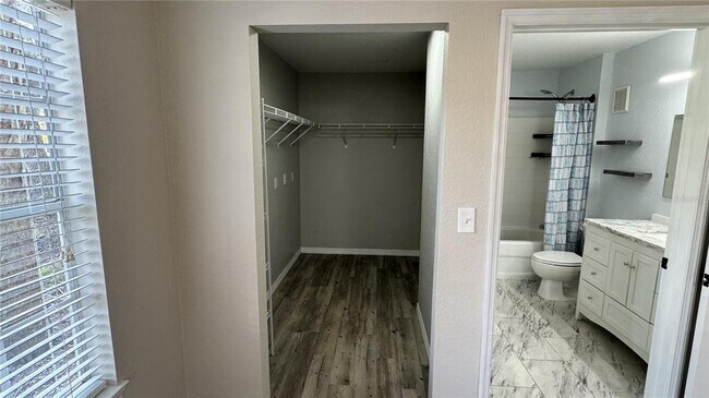 Building Photo - 8932 Manor Loop