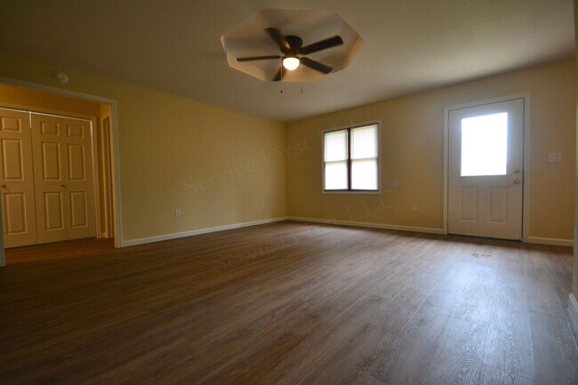 Building Photo - 3 Bed 1 Bath House with a 1 Car Garage For...