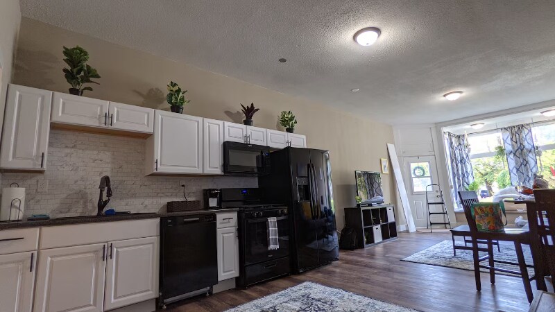 Building Photo - 902-904 W Locust St