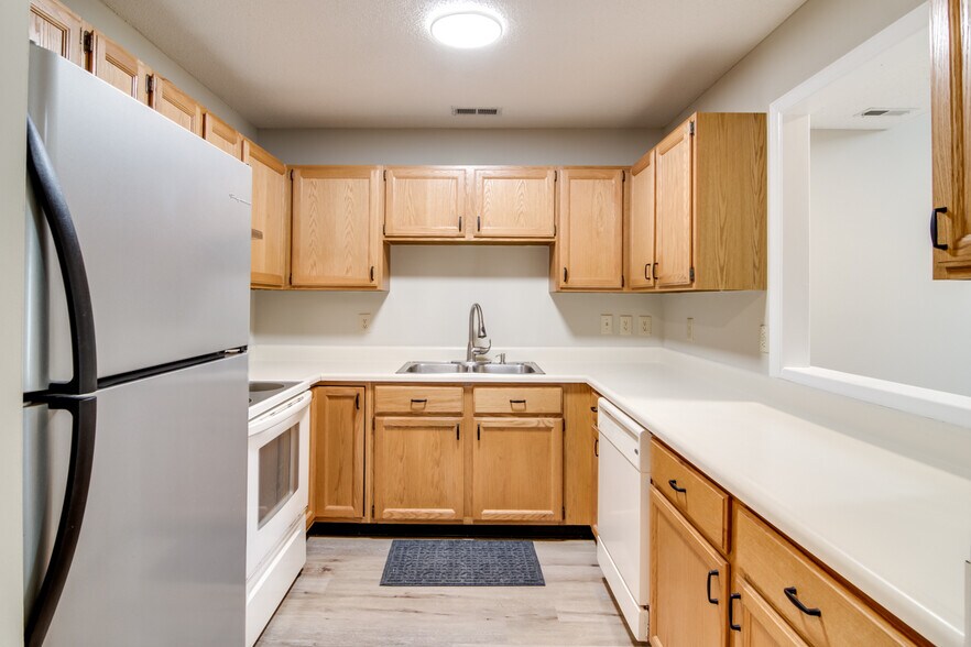 Building Photo - 68 Forest Oaks Dr