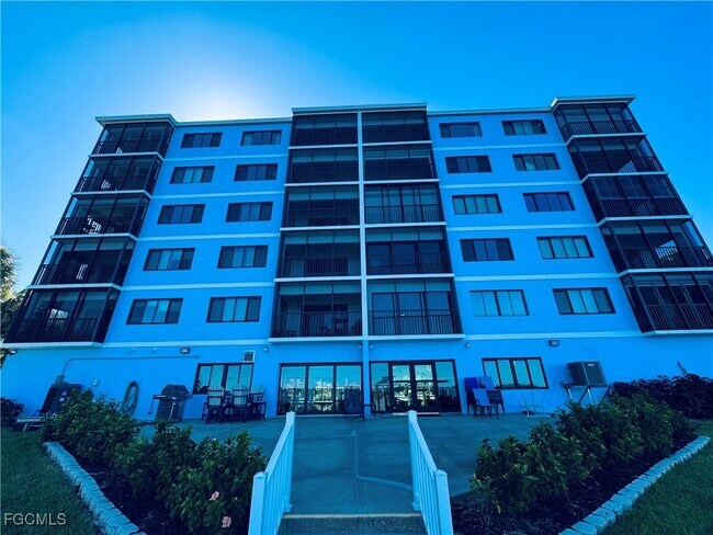 Building Photo - 2711 First St