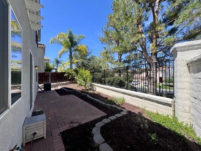 Building Photo - Beautiful 3 Bedroom two story South Temecu...