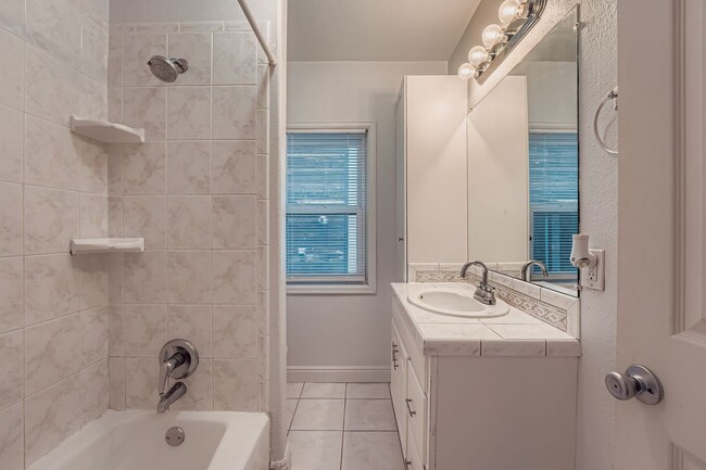 Building Photo - Stylish Home in the Heart of Highland with...