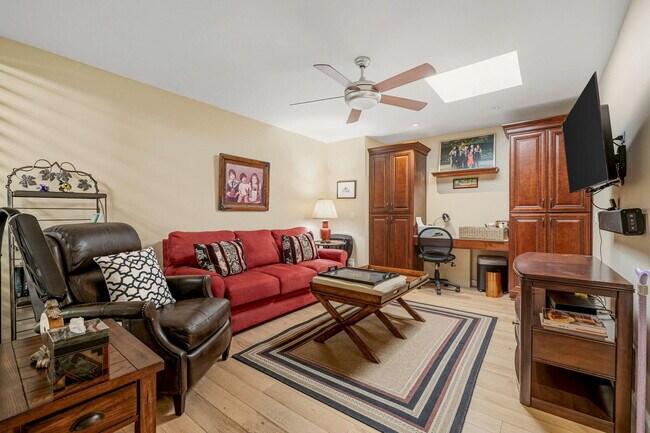 Building Photo - 10 Whittier Ct