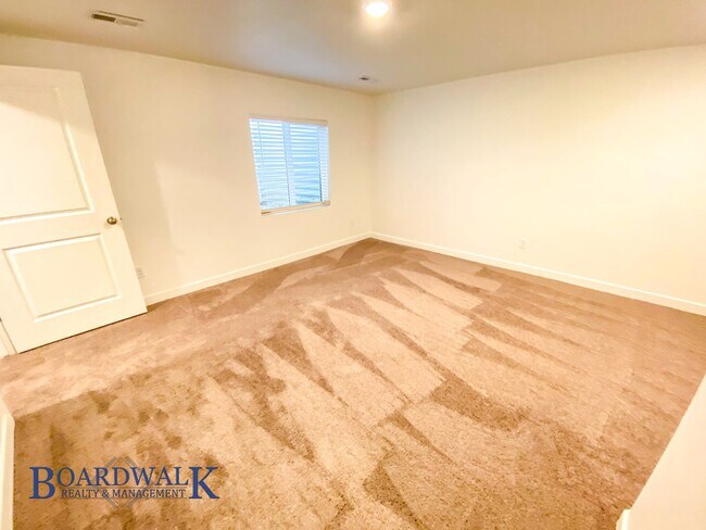 Building Photo - Beautiful 4 bedroom Townhome in West Valley!