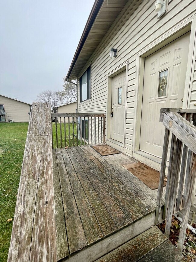 Building Photo - Spacious 2-Bed, 1-Bath Townhome with a Gar...