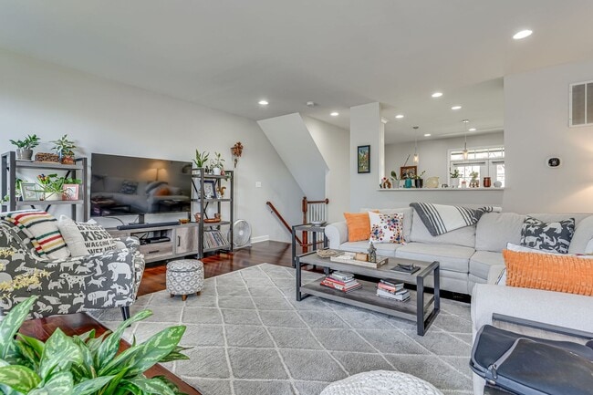 Building Photo - Belmont Bay Beauty! Three level two car ga...