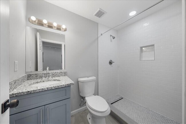 Building Photo - 5399 Northland Dr NE