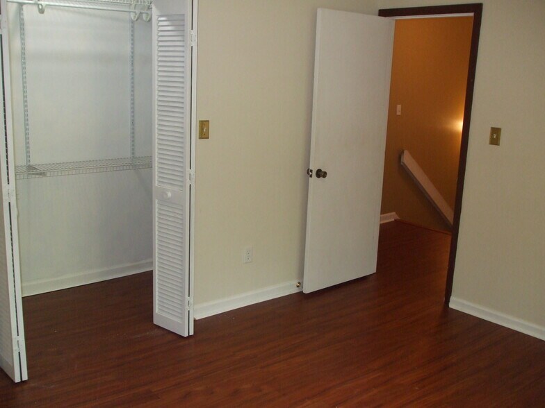 Building Photo - 2020 Oak Village Ln