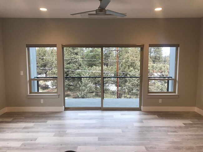 Building Photo - Pet Friendly Three Bedroom in Central Loca...