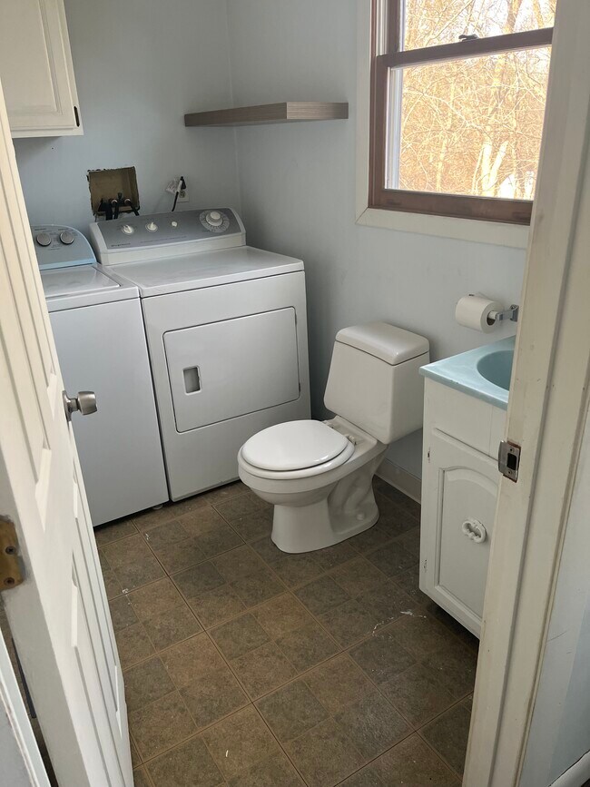 Building Photo - 731 Pleasant St