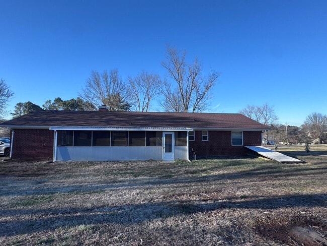Building Photo - Friendsville 37737 - 3 bedroom, 2.5 bath home - Contact Jackie Mills (865) 748-2851