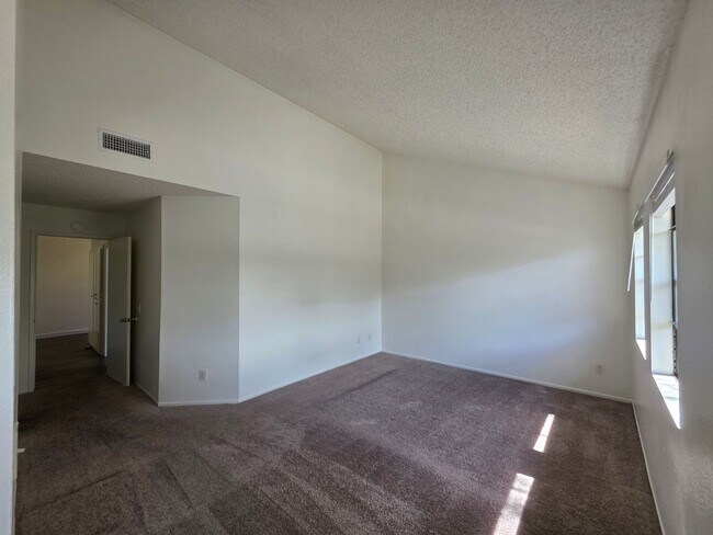 Building Photo - Newly Renovated 2 bedroom 2 bathroom Home in Costa Mesa