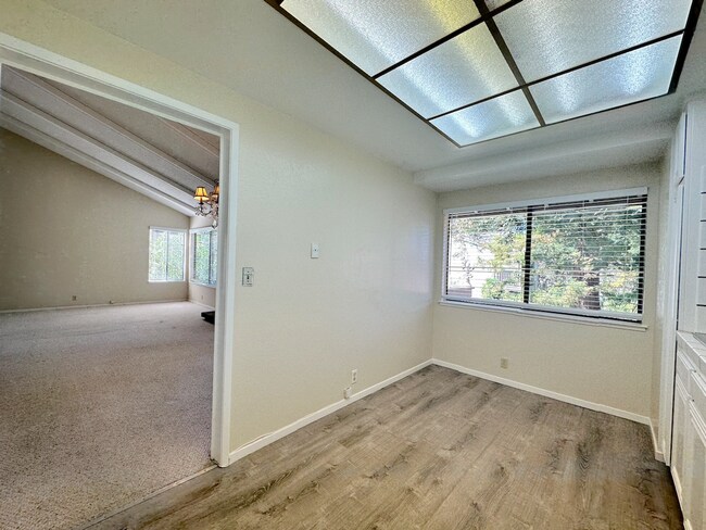 Building Photo - Saratoga 2 Bedroom Upstairs Unit in Great Complex!