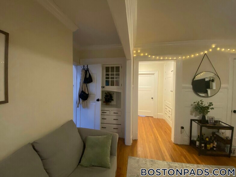 Building Photo - 448 Park Dr