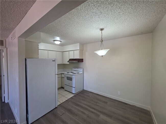 Building Photo - 615 S Royal Crest Cir