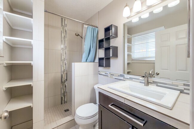 Building Photo - Comfortable 4 bed, 3 bath Family Home With Garage & Pet-Friendly Living! - Available NOW!