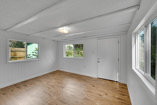 Building Photo - 708 S Roosevelt Ave