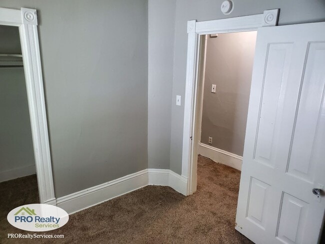 Building Photo - Charming 4 Bedroom Home