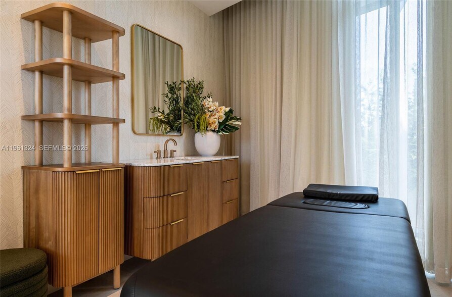 Building Photo - 700 NE 24th St