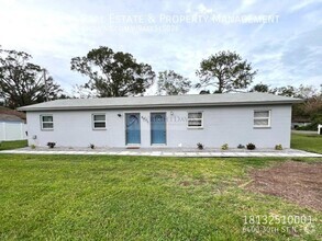 Building Photo - Charming 2/1 duplex in St Pete!