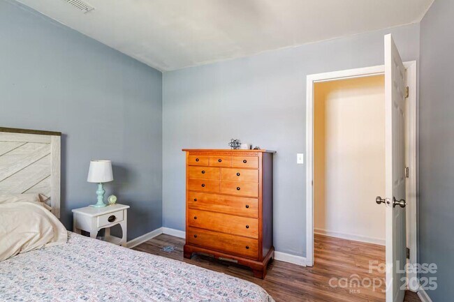 Building Photo - 817 E 17th St