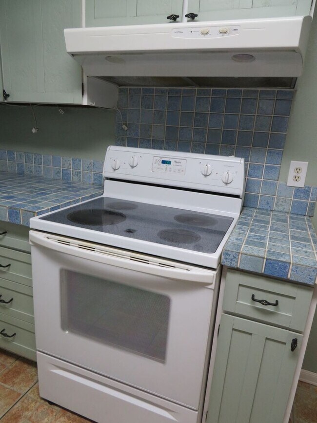 Building Photo - AVAILABLE NOW-Large 3 Bedroom, 2 Bath home for Rent