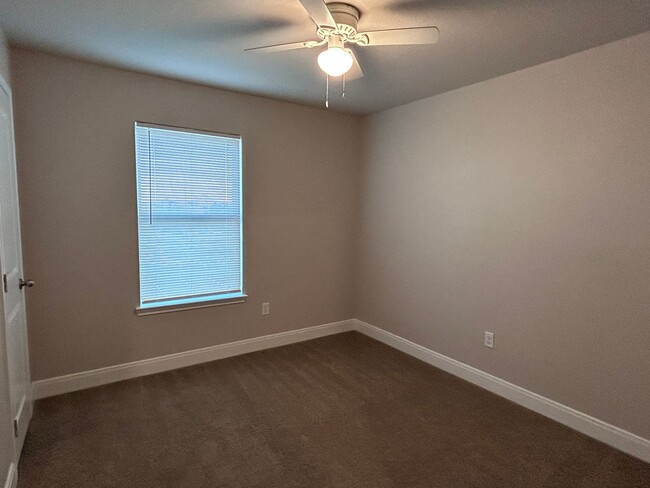 Building Photo - Charming Townhome Near I-35 & Randolph AFB