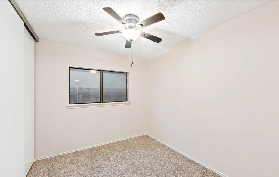 Building Photo - 9135 Deer Vlg