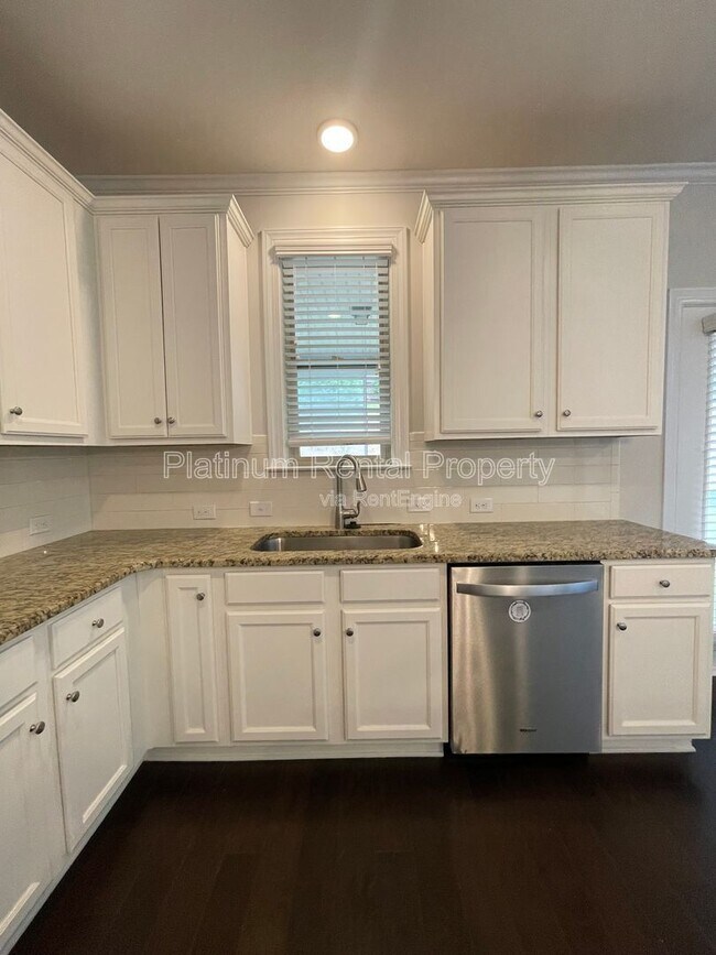 Building Photo - 1825 Dahlia Dr
