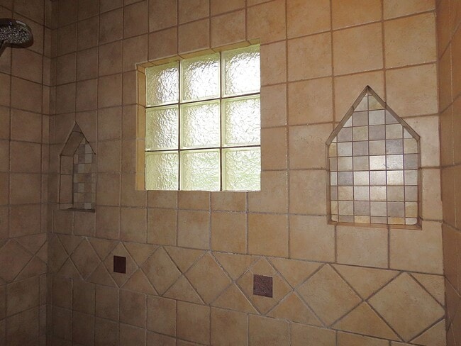 Building Photo - Country Living-City Close! 3 Bedroom, 2 Ba...
