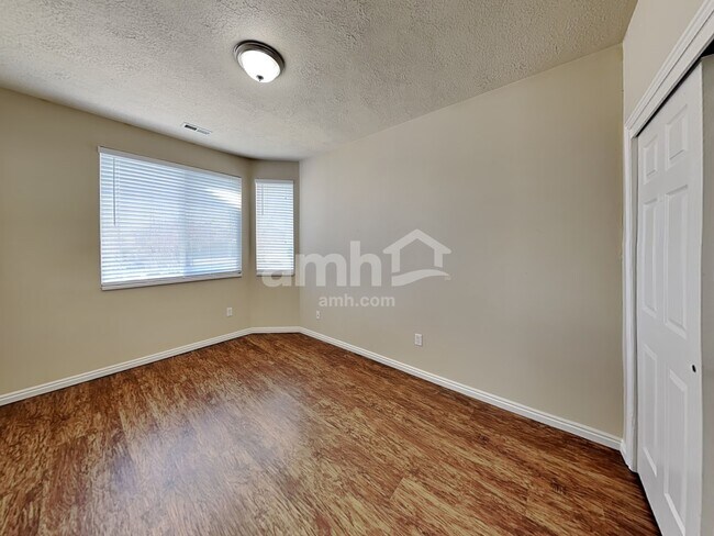 Building Photo - 738 Skipton Dr W