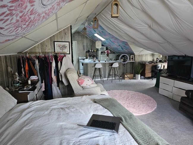 Building Photo - 2111 Fairhaven Cir NE