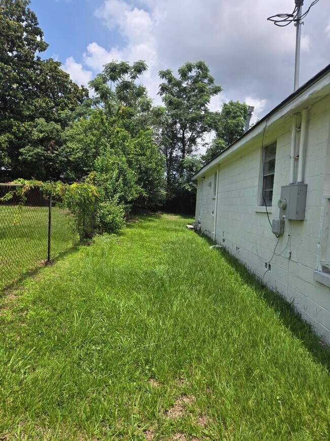 Building Photo - *Ask about a month for FREE with a one year lease agreement*