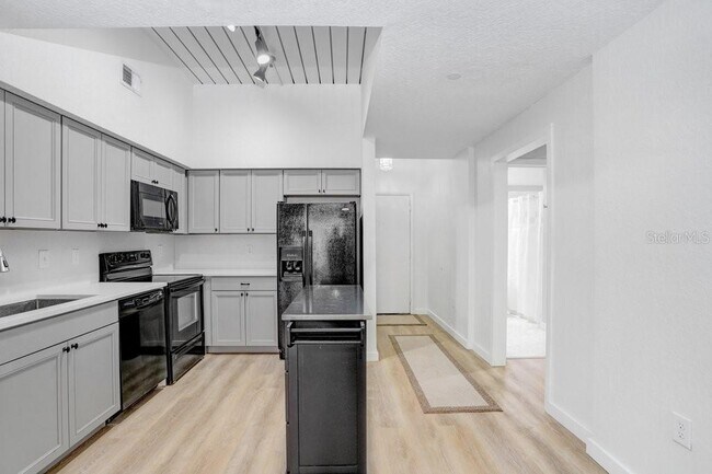 Building Photo - 2440 W Horatio St