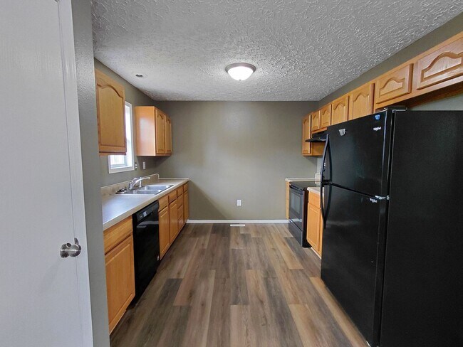 Building Photo - 15430 Top Dr