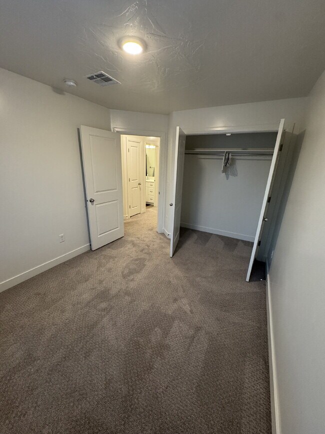 Building Photo - Azalea Townhome Poolside Living 3 Bed 2.5 Bath Smart Home