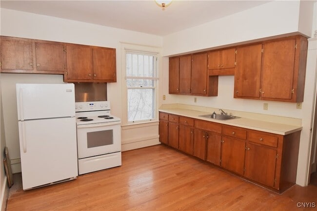 Building Photo - 2318 Genesee St