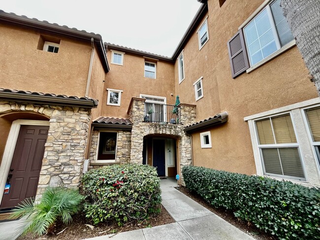 Building Photo - Fantastic 2B/2.5BA Townhouse w/ Washer/Dry...