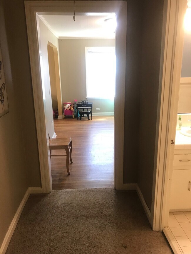 Building Photo - 306 19th St E