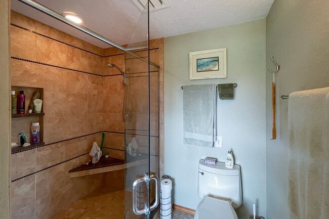 Building Photo - Fully Furnished Home