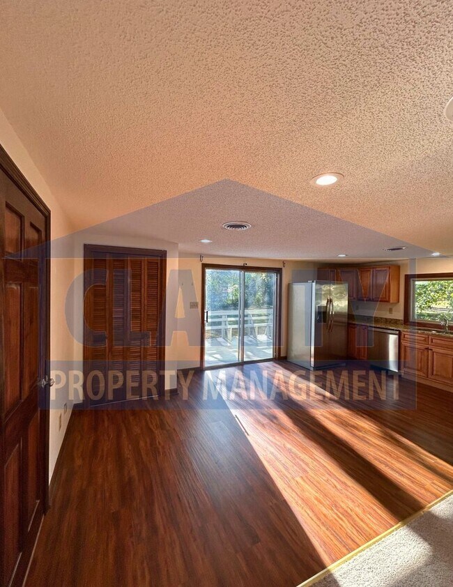 Building Photo - Charming two story home with garage and large yard!