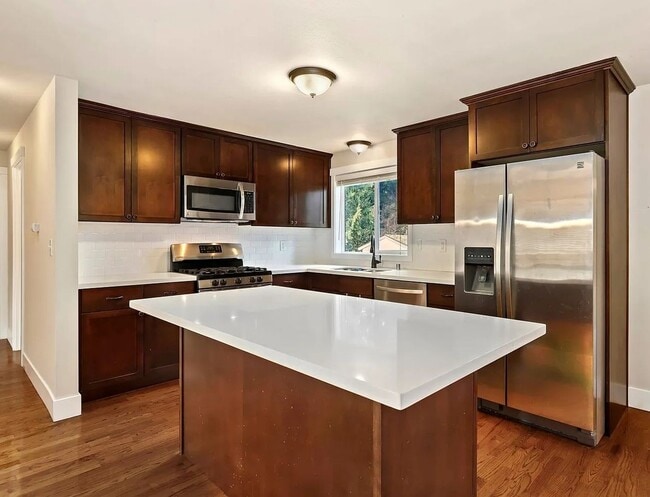 Building Photo - APPLICATION PENDING - 4bed/3bath home in F...