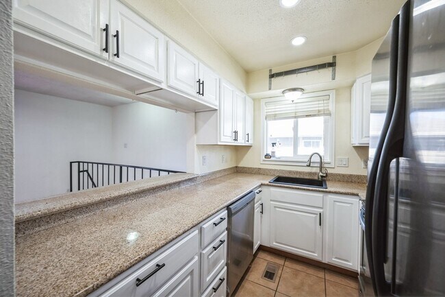 Building Photo - Charming 2BR Condo in Denver