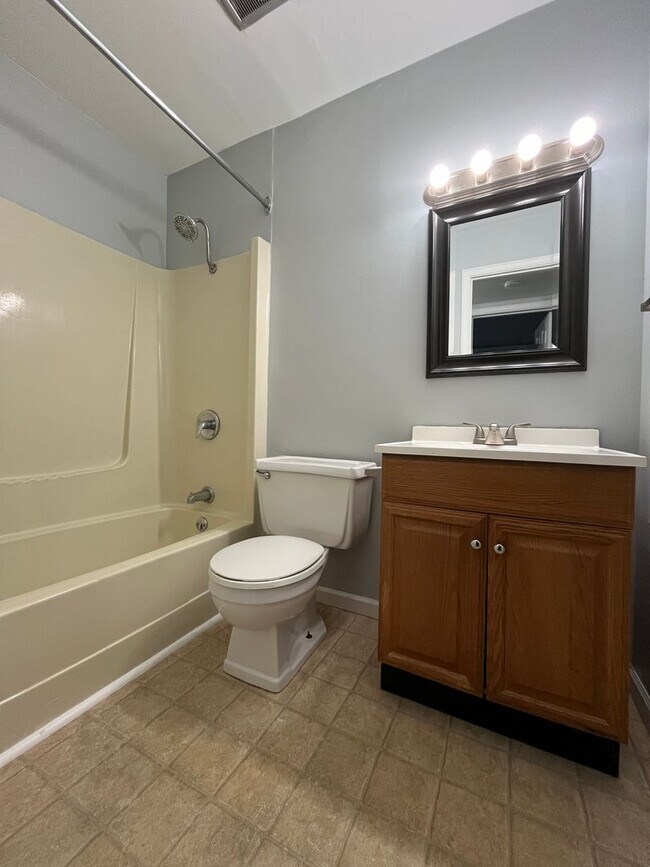 Building Photo - Check out this spacious 2 Bed/1.5 Bath