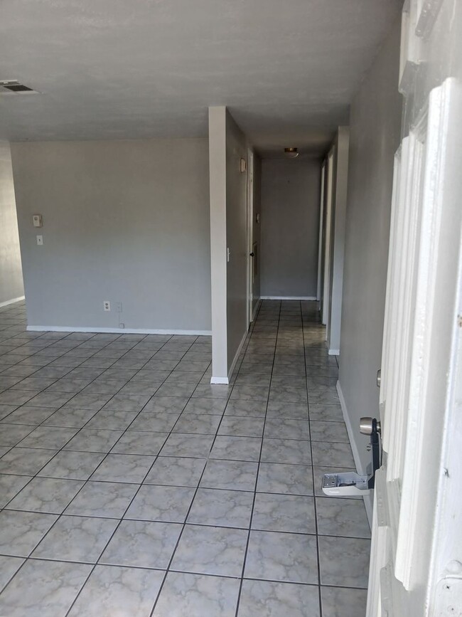 Building Photo - Updated 2 Bed / 2 Bath Home for Rent – Near Downtown New Port Richey