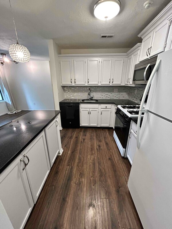 Building Photo - 608 Diamond Dr