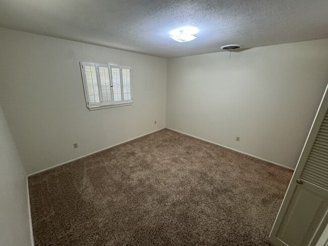 Building Photo - 2201 Barnett Dr