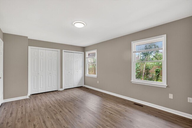 Building Photo - 2 Bedroom 2.5 Bath End Unit Townhouse in Fredericksburg