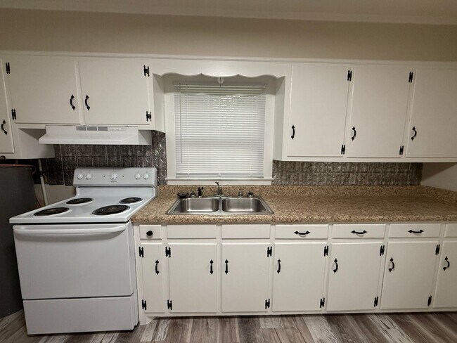Building Photo - One bedroom, 1 bath duplex in Gibsonville